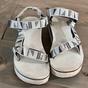 Women’s Teva size 6